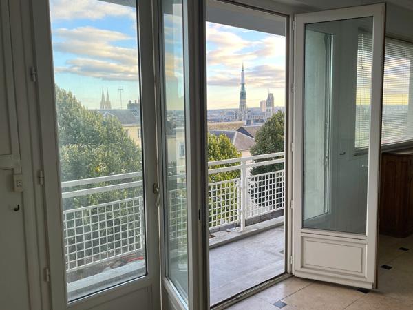 APPARTEMENT VUE CATHEDRALE A 5 MN A PIED DE LA GARE SNCF