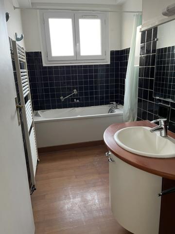 APPARTEMENT VUE CATHEDRALE A 5 MN A PIED DE LA GARE SNCF