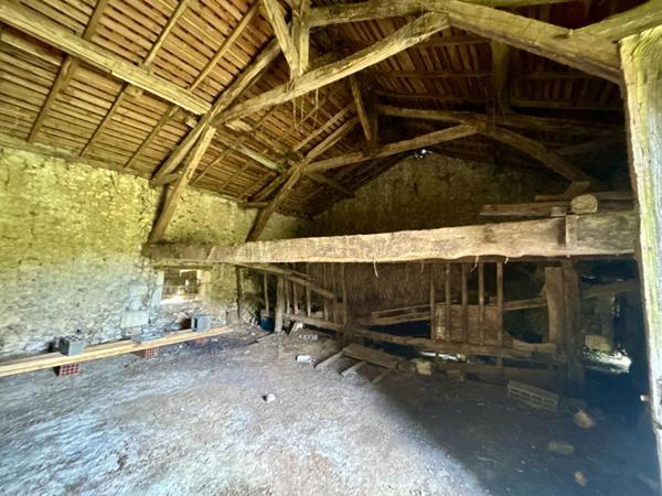 A vendre, grange à rénover située à 5 min de CHANCELADE 24650