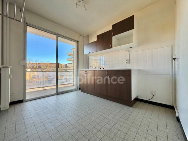 APPARTEMENT T1 27 M2, CENTRE VILLE, PROCHE IUT, BALCON, CAVE, 1ER ÉTAGE AVEC ASCENSEUR, LUMINEUX.