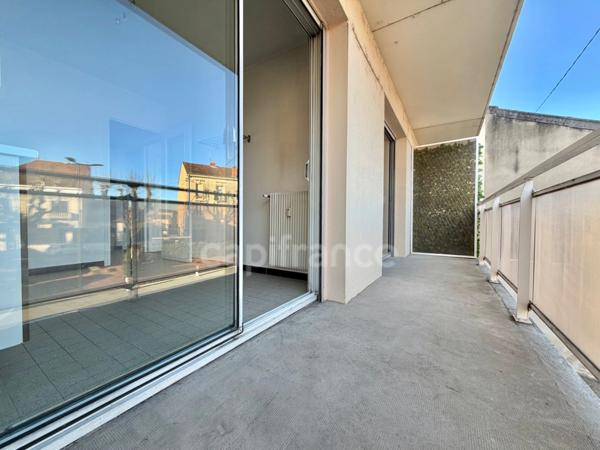 APPARTEMENT T1 27 M2, CENTRE VILLE, PROCHE IUT, BALCON, CAVE, 1ER ÉTAGE AVEC ASCENSEUR, LUMINEUX.