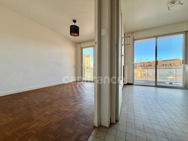 APPARTEMENT T1 27 M2, CENTRE VILLE, PROCHE IUT, BALCON, CAVE, 1ER ÉTAGE AVEC ASCENSEUR, LUMINEUX.