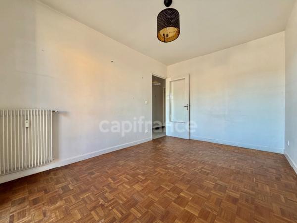 APPARTEMENT T1 27 M2, CENTRE VILLE, PROCHE IUT, BALCON, CAVE, 1ER ÉTAGE AVEC ASCENSEUR, LUMINEUX.