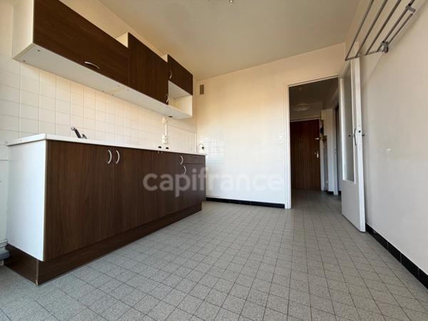 APPARTEMENT T1 27 M2, CENTRE VILLE, PROCHE IUT, BALCON, CAVE, 1ER ÉTAGE AVEC ASCENSEUR, LUMINEUX.