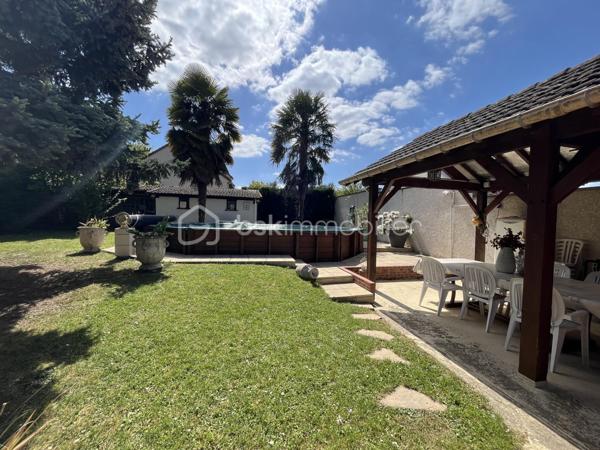 Spacieuse maison de 200M2 habitable avec Veranda de 40M2 avec climatisation, offrant 8 pièces. Ideale pour une grande famille.
SOUS SOL TOTAL.
 Elle se compose d une entrée, séjour/salon traversant, cuisine équipée, dégagement desservant, 3 chambres dont une avec grand bureau ou chambre en enfilade, salle d'eau, wc séparé. 
A l etage, un long  dégagement avec 2 chambres dont une suite parentale privative  avec salle de bains, pièce bureau/ou chambre bebe, wc séparé, salle d'eau.
un GRAND SOUS SOL d environ 180 M2 offrant un potentiel rare, garage triple , atelier, cave, stockage,  etc. …)
A l extérieur, un bel espace détente avec grande terrasse, une piscine chauffée et son pool house.
Beau terrain entretenu de 740M2. 

volets roulants électriques sur véranda 
porte garage motorisée ainsi le grand portail. 

travaux de  rafraichissement à prévoir.