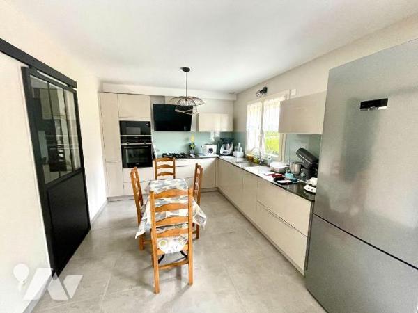 MAISON SUR SOUS-SOL AVEC CONFORT DU PLAIN-PIED.
A VENDRE A RETHEL, AXE REIMS/CHARLEVILLE-MEZIE...