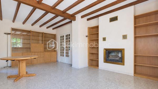 Cette maison d'environ 135 m² habitables offre de beaux volumes et un fort potentiel, idéale pour une famille ou pour un projet nécessitant des espaces de stockage ou d'activité.

L'habitation se compose d'une agréable pièce de vie prolongée par une grande véranda, d'une cuisine indépendante avec la possibilité de l'ouvrir sur le salon, de quatre chambres et d'une salle d'eau. Une petite terrasse permet également de profiter des beaux jours.

Le confort est assuré par un chauffage central et des menuiseries en double vitrage. Un premier garage accueille la chaufferie.

Son principal atout réside dans son exceptionnel garage/ hangar attenant d'environ 250 m², offrant de nombreuses possibilités : stationnement de plusieurs véhicules, atelier, activité artisanale, stockage ou encore aménagement selon vos besoins.

À l'extérieur, un espace de stationnement permet d'accueillir facilement plusieurs véhicules.

Quelques rafraîchissements sont à prévoir, laissant la possibilité de personnaliser cette maison selon vos envies.

Un bien rare par ses volumes et ses dépendances, qui conviendra aussi bien à une grande famille qu'à un artisan ou à toute personne recherchant un important espace de stockage ou de travail.