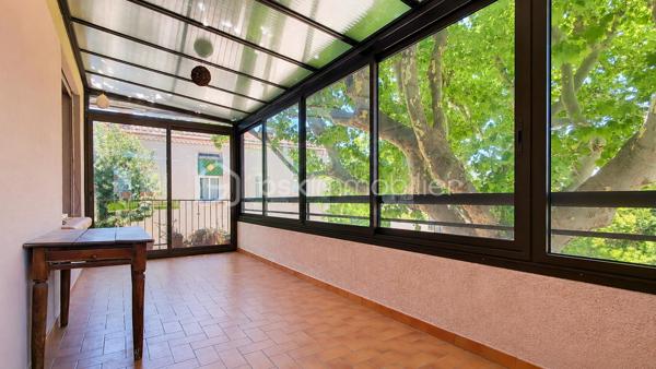 Cette maison d'environ 135 m² habitables offre de beaux volumes et un fort potentiel, idéale pour une famille ou pour un projet nécessitant des espaces de stockage ou d'activité.

L'habitation se compose d'une agréable pièce de vie prolongée par une grande véranda, d'une cuisine indépendante avec la possibilité de l'ouvrir sur le salon, de quatre chambres et d'une salle d'eau. Une petite terrasse permet également de profiter des beaux jours.

Le confort est assuré par un chauffage central et des menuiseries en double vitrage. Un premier garage accueille la chaufferie.

Son principal atout réside dans son exceptionnel garage/ hangar attenant d'environ 250 m², offrant de nombreuses possibilités : stationnement de plusieurs véhicules, atelier, activité artisanale, stockage ou encore aménagement selon vos besoins.

À l'extérieur, un espace de stationnement permet d'accueillir facilement plusieurs véhicules.

Quelques rafraîchissements sont à prévoir, laissant la possibilité de personnaliser cette maison selon vos envies.

Un bien rare par ses volumes et ses dépendances, qui conviendra aussi bien à une grande famille qu'à un artisan ou à toute personne recherchant un important espace de stockage ou de travail.