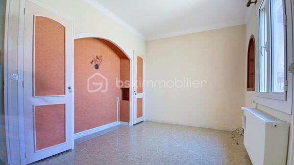 Cette maison d'environ 135 m² habitables offre de beaux volumes et un fort potentiel, idéale pour une famille ou pour un projet nécessitant des espaces de stockage ou d'activité.

L'habitation se compose d'une agréable pièce de vie prolongée par une grande véranda, d'une cuisine indépendante avec la possibilité de l'ouvrir sur le salon, de quatre chambres et d'une salle d'eau. Une petite terrasse permet également de profiter des beaux jours.

Le confort est assuré par un chauffage central et des menuiseries en double vitrage. Un premier garage accueille la chaufferie.

Son principal atout réside dans son exceptionnel garage/ hangar attenant d'environ 250 m², offrant de nombreuses possibilités : stationnement de plusieurs véhicules, atelier, activité artisanale, stockage ou encore aménagement selon vos besoins.

À l'extérieur, un espace de stationnement permet d'accueillir facilement plusieurs véhicules.

Quelques rafraîchissements sont à prévoir, laissant la possibilité de personnaliser cette maison selon vos envies.

Un bien rare par ses volumes et ses dépendances, qui conviendra aussi bien à une grande famille qu'à un artisan ou à toute personne recherchant un important espace de stockage ou de travail.