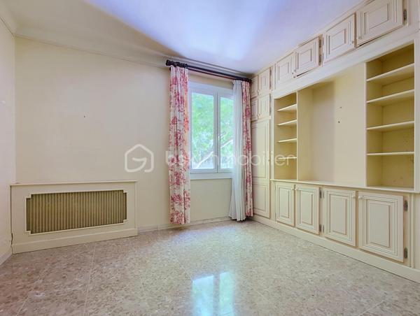 Cette maison d'environ 135 m² habitables offre de beaux volumes et un fort potentiel, idéale pour une famille ou pour un projet nécessitant des espaces de stockage ou d'activité.

L'habitation se compose d'une agréable pièce de vie prolongée par une grande véranda, d'une cuisine indépendante avec la possibilité de l'ouvrir sur le salon, de quatre chambres et d'une salle d'eau. Une petite terrasse permet également de profiter des beaux jours.

Le confort est assuré par un chauffage central et des menuiseries en double vitrage. Un premier garage accueille la chaufferie.

Son principal atout réside dans son exceptionnel garage/ hangar attenant d'environ 250 m², offrant de nombreuses possibilités : stationnement de plusieurs véhicules, atelier, activité artisanale, stockage ou encore aménagement selon vos besoins.

À l'extérieur, un espace de stationnement permet d'accueillir facilement plusieurs véhicules.

Quelques rafraîchissements sont à prévoir, laissant la possibilité de personnaliser cette maison selon vos envies.

Un bien rare par ses volumes et ses dépendances, qui conviendra aussi bien à une grande famille qu'à un artisan ou à toute personne recherchant un important espace de stockage ou de travail.