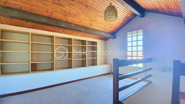 Cette maison d'environ 135 m² habitables offre de beaux volumes et un fort potentiel, idéale pour une famille ou pour un projet nécessitant des espaces de stockage ou d'activité.

L'habitation se compose d'une agréable pièce de vie prolongée par une grande véranda, d'une cuisine indépendante avec la possibilité de l'ouvrir sur le salon, de quatre chambres et d'une salle d'eau. Une petite terrasse permet également de profiter des beaux jours.

Le confort est assuré par un chauffage central et des menuiseries en double vitrage. Un premier garage accueille la chaufferie.

Son principal atout réside dans son exceptionnel garage/ hangar attenant d'environ 250 m², offrant de nombreuses possibilités : stationnement de plusieurs véhicules, atelier, activité artisanale, stockage ou encore aménagement selon vos besoins.

À l'extérieur, un espace de stationnement permet d'accueillir facilement plusieurs véhicules.

Quelques rafraîchissements sont à prévoir, laissant la possibilité de personnaliser cette maison selon vos envies.

Un bien rare par ses volumes et ses dépendances, qui conviendra aussi bien à une grande famille qu'à un artisan ou à toute personne recherchant un important espace de stockage ou de travail.