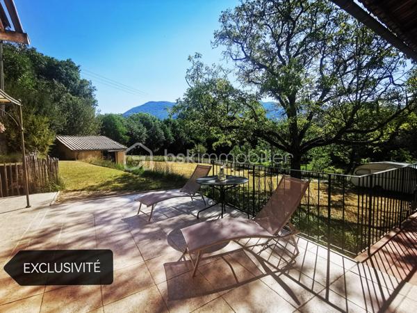 En exclusivité à Thoard - Maison coup de cœur ! 68m² - 2 chambres - terrasse - terrain - Ancien moulin à eau
Laissez-vous séduire par cette maison individuelle pleine de charme, ancien moulin à eau, située dans un environnement paisible.
Bénéficiant d’une exposition plein sud et d’une vue dégagée, cette maison de 68 m² habitables, édifiée sur un terrain clos de 935 m²,offre un cadre de vie agréable.
Elle se compose d’une grande pièce de vie avec une cuisine ouverte sur le salon/séjour/la salle à manger (34m²) créant un espace convivial. Cette pièce bénéficie d’un insert à bois ainsi que d'un accès direct à la terrasse d'environ 50m², idéal pour profiter pleinement des extérieurs. 
L’espace nuit comprend deux chambrettes, dont une avec sa salle d’eau attenante, ainsi qu’un espace buanderie/cellier.
La maison dispose également de deux volumes complémentaires : une extension non attenante d'environ 20m² réalisée en 2013, et une pièce attenante de 24m²,  offrant de nombreuses possibilités d'aménagement selon vos besoins.
À l’extérieur, vous bénéficierez d’un terrain clos de 935 m², ainsi qu'une grande capacité de stationnements sur la propriété.
DPE : D, un bassin complète ce bien.
Un bien rare et authentique, idéal pour les amoureux de nature et de tranquillité, à la recherche d’un lieu de vie avec du caractère et du potentiel. Un véritable coup de cœur à découvrir sans tarder !