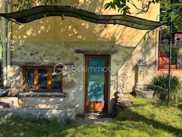 En exclusivité à Thoard - Maison coup de cœur ! 68m² - 2 chambres - terrasse - terrain - Ancien moulin à eau
Laissez-vous séduire par cette maison individuelle pleine de charme, ancien moulin à eau, située dans un environnement paisible.
Bénéficiant d’une exposition plein sud et d’une vue dégagée, cette maison de 68 m² habitables, édifiée sur un terrain clos de 935 m²,offre un cadre de vie agréable.
Elle se compose d’une grande pièce de vie avec une cuisine ouverte sur le salon/séjour/la salle à manger (34m²) créant un espace convivial. Cette pièce bénéficie d’un insert à bois ainsi que d'un accès direct à la terrasse d'environ 50m², idéal pour profiter pleinement des extérieurs. 
L’espace nuit comprend deux chambrettes, dont une avec sa salle d’eau attenante, ainsi qu’un espace buanderie/cellier.
La maison dispose également de deux volumes complémentaires : une extension non attenante d'environ 20m² réalisée en 2013, et une pièce attenante de 24m²,  offrant de nombreuses possibilités d'aménagement selon vos besoins.
À l’extérieur, vous bénéficierez d’un terrain clos de 935 m², ainsi qu'une grande capacité de stationnements sur la propriété.
DPE : D, un bassin complète ce bien.
Un bien rare et authentique, idéal pour les amoureux de nature et de tranquillité, à la recherche d’un lieu de vie avec du caractère et du potentiel. Un véritable coup de cœur à découvrir sans tarder !