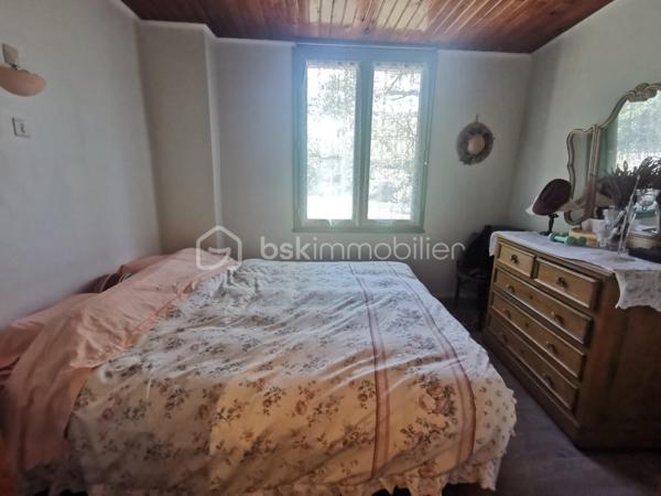 En exclusivité à Thoard - Maison coup de cœur ! 68m² - 2 chambres - terrasse - terrain - Ancien moulin à eau
Laissez-vous séduire par cette maison individuelle pleine de charme, ancien moulin à eau, située dans un environnement paisible.
Bénéficiant d’une exposition plein sud et d’une vue dégagée, cette maison de 68 m² habitables, édifiée sur un terrain clos de 935 m²,offre un cadre de vie agréable.
Elle se compose d’une grande pièce de vie avec une cuisine ouverte sur le salon/séjour/la salle à manger (34m²) créant un espace convivial. Cette pièce bénéficie d’un insert à bois ainsi que d'un accès direct à la terrasse d'environ 50m², idéal pour profiter pleinement des extérieurs. 
L’espace nuit comprend deux chambrettes, dont une avec sa salle d’eau attenante, ainsi qu’un espace buanderie/cellier.
La maison dispose également de deux volumes complémentaires : une extension non attenante d'environ 20m² réalisée en 2013, et une pièce attenante de 24m²,  offrant de nombreuses possibilités d'aménagement selon vos besoins.
À l’extérieur, vous bénéficierez d’un terrain clos de 935 m², ainsi qu'une grande capacité de stationnements sur la propriété.
DPE : D, un bassin complète ce bien.
Un bien rare et authentique, idéal pour les amoureux de nature et de tranquillité, à la recherche d’un lieu de vie avec du caractère et du potentiel. Un véritable coup de cœur à découvrir sans tarder !