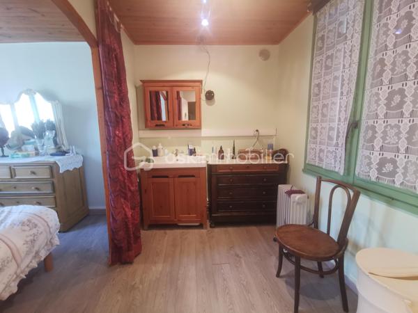 En exclusivité à Thoard - Maison coup de cœur ! 68m² - 2 chambres - terrasse - terrain - Ancien moulin à eau
Laissez-vous séduire par cette maison individuelle pleine de charme, ancien moulin à eau, située dans un environnement paisible.
Bénéficiant d’une exposition plein sud et d’une vue dégagée, cette maison de 68 m² habitables, édifiée sur un terrain clos de 935 m²,offre un cadre de vie agréable.
Elle se compose d’une grande pièce de vie avec une cuisine ouverte sur le salon/séjour/la salle à manger (34m²) créant un espace convivial. Cette pièce bénéficie d’un insert à bois ainsi que d'un accès direct à la terrasse d'environ 50m², idéal pour profiter pleinement des extérieurs. 
L’espace nuit comprend deux chambrettes, dont une avec sa salle d’eau attenante, ainsi qu’un espace buanderie/cellier.
La maison dispose également de deux volumes complémentaires : une extension non attenante d'environ 20m² réalisée en 2013, et une pièce attenante de 24m²,  offrant de nombreuses possibilités d'aménagement selon vos besoins.
À l’extérieur, vous bénéficierez d’un terrain clos de 935 m², ainsi qu'une grande capacité de stationnements sur la propriété.
DPE : D, un bassin complète ce bien.
Un bien rare et authentique, idéal pour les amoureux de nature et de tranquillité, à la recherche d’un lieu de vie avec du caractère et du potentiel. Un véritable coup de cœur à découvrir sans tarder !