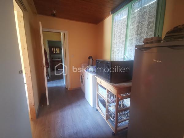 En exclusivité à Thoard - Maison coup de cœur ! 68m² - 2 chambres - terrasse - terrain - Ancien moulin à eau
Laissez-vous séduire par cette maison individuelle pleine de charme, ancien moulin à eau, située dans un environnement paisible.
Bénéficiant d’une exposition plein sud et d’une vue dégagée, cette maison de 68 m² habitables, édifiée sur un terrain clos de 935 m²,offre un cadre de vie agréable.
Elle se compose d’une grande pièce de vie avec une cuisine ouverte sur le salon/séjour/la salle à manger (34m²) créant un espace convivial. Cette pièce bénéficie d’un insert à bois ainsi que d'un accès direct à la terrasse d'environ 50m², idéal pour profiter pleinement des extérieurs. 
L’espace nuit comprend deux chambrettes, dont une avec sa salle d’eau attenante, ainsi qu’un espace buanderie/cellier.
La maison dispose également de deux volumes complémentaires : une extension non attenante d'environ 20m² réalisée en 2013, et une pièce attenante de 24m²,  offrant de nombreuses possibilités d'aménagement selon vos besoins.
À l’extérieur, vous bénéficierez d’un terrain clos de 935 m², ainsi qu'une grande capacité de stationnements sur la propriété.
DPE : D, un bassin complète ce bien.
Un bien rare et authentique, idéal pour les amoureux de nature et de tranquillité, à la recherche d’un lieu de vie avec du caractère et du potentiel. Un véritable coup de cœur à découvrir sans tarder !