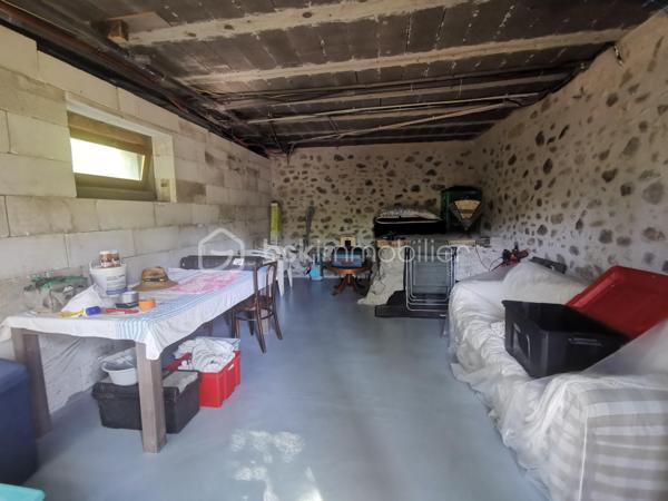 En exclusivité à Thoard - Maison coup de cœur ! 68m² - 2 chambres - terrasse - terrain - Ancien moulin à eau
Laissez-vous séduire par cette maison individuelle pleine de charme, ancien moulin à eau, située dans un environnement paisible.
Bénéficiant d’une exposition plein sud et d’une vue dégagée, cette maison de 68 m² habitables, édifiée sur un terrain clos de 935 m²,offre un cadre de vie agréable.
Elle se compose d’une grande pièce de vie avec une cuisine ouverte sur le salon/séjour/la salle à manger (34m²) créant un espace convivial. Cette pièce bénéficie d’un insert à bois ainsi que d'un accès direct à la terrasse d'environ 50m², idéal pour profiter pleinement des extérieurs. 
L’espace nuit comprend deux chambrettes, dont une avec sa salle d’eau attenante, ainsi qu’un espace buanderie/cellier.
La maison dispose également de deux volumes complémentaires : une extension non attenante d'environ 20m² réalisée en 2013, et une pièce attenante de 24m²,  offrant de nombreuses possibilités d'aménagement selon vos besoins.
À l’extérieur, vous bénéficierez d’un terrain clos de 935 m², ainsi qu'une grande capacité de stationnements sur la propriété.
DPE : D, un bassin complète ce bien.
Un bien rare et authentique, idéal pour les amoureux de nature et de tranquillité, à la recherche d’un lieu de vie avec du caractère et du potentiel. Un véritable coup de cœur à découvrir sans tarder !