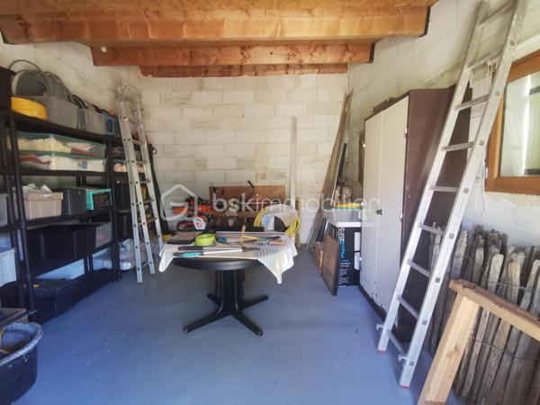 En exclusivité à Thoard - Maison coup de cœur ! 68m² - 2 chambres - terrasse - terrain - Ancien moulin à eau
Laissez-vous séduire par cette maison individuelle pleine de charme, ancien moulin à eau, située dans un environnement paisible.
Bénéficiant d’une exposition plein sud et d’une vue dégagée, cette maison de 68 m² habitables, édifiée sur un terrain clos de 935 m²,offre un cadre de vie agréable.
Elle se compose d’une grande pièce de vie avec une cuisine ouverte sur le salon/séjour/la salle à manger (34m²) créant un espace convivial. Cette pièce bénéficie d’un insert à bois ainsi que d'un accès direct à la terrasse d'environ 50m², idéal pour profiter pleinement des extérieurs. 
L’espace nuit comprend deux chambrettes, dont une avec sa salle d’eau attenante, ainsi qu’un espace buanderie/cellier.
La maison dispose également de deux volumes complémentaires : une extension non attenante d'environ 20m² réalisée en 2013, et une pièce attenante de 24m²,  offrant de nombreuses possibilités d'aménagement selon vos besoins.
À l’extérieur, vous bénéficierez d’un terrain clos de 935 m², ainsi qu'une grande capacité de stationnements sur la propriété.
DPE : D, un bassin complète ce bien.
Un bien rare et authentique, idéal pour les amoureux de nature et de tranquillité, à la recherche d’un lieu de vie avec du caractère et du potentiel. Un véritable coup de cœur à découvrir sans tarder !
