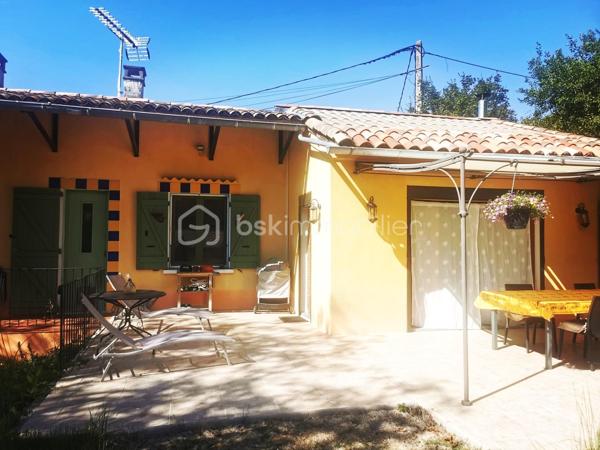 En exclusivité à Thoard - Maison coup de cœur ! 68m² - 2 chambres - terrasse - terrain - Ancien moulin à eau
Laissez-vous séduire par cette maison individuelle pleine de charme, ancien moulin à eau, située dans un environnement paisible.
Bénéficiant d’une exposition plein sud et d’une vue dégagée, cette maison de 68 m² habitables, édifiée sur un terrain clos de 935 m²,offre un cadre de vie agréable.
Elle se compose d’une grande pièce de vie avec une cuisine ouverte sur le salon/séjour/la salle à manger (34m²) créant un espace convivial. Cette pièce bénéficie d’un insert à bois ainsi que d'un accès direct à la terrasse d'environ 50m², idéal pour profiter pleinement des extérieurs. 
L’espace nuit comprend deux chambrettes, dont une avec sa salle d’eau attenante, ainsi qu’un espace buanderie/cellier.
La maison dispose également de deux volumes complémentaires : une extension non attenante d'environ 20m² réalisée en 2013, et une pièce attenante de 24m²,  offrant de nombreuses possibilités d'aménagement selon vos besoins.
À l’extérieur, vous bénéficierez d’un terrain clos de 935 m², ainsi qu'une grande capacité de stationnements sur la propriété.
DPE : D, un bassin complète ce bien.
Un bien rare et authentique, idéal pour les amoureux de nature et de tranquillité, à la recherche d’un lieu de vie avec du caractère et du potentiel. Un véritable coup de cœur à découvrir sans tarder !