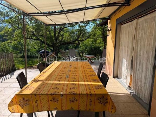 En exclusivité à Thoard - Maison coup de cœur ! 68m² - 2 chambres - terrasse - terrain - Ancien moulin à eau
Laissez-vous séduire par cette maison individuelle pleine de charme, ancien moulin à eau, située dans un environnement paisible.
Bénéficiant d’une exposition plein sud et d’une vue dégagée, cette maison de 68 m² habitables, édifiée sur un terrain clos de 935 m²,offre un cadre de vie agréable.
Elle se compose d’une grande pièce de vie avec une cuisine ouverte sur le salon/séjour/la salle à manger (34m²) créant un espace convivial. Cette pièce bénéficie d’un insert à bois ainsi que d'un accès direct à la terrasse d'environ 50m², idéal pour profiter pleinement des extérieurs. 
L’espace nuit comprend deux chambrettes, dont une avec sa salle d’eau attenante, ainsi qu’un espace buanderie/cellier.
La maison dispose également de deux volumes complémentaires : une extension non attenante d'environ 20m² réalisée en 2013, et une pièce attenante de 24m²,  offrant de nombreuses possibilités d'aménagement selon vos besoins.
À l’extérieur, vous bénéficierez d’un terrain clos de 935 m², ainsi qu'une grande capacité de stationnements sur la propriété.
DPE : D, un bassin complète ce bien.
Un bien rare et authentique, idéal pour les amoureux de nature et de tranquillité, à la recherche d’un lieu de vie avec du caractère et du potentiel. Un véritable coup de cœur à découvrir sans tarder !