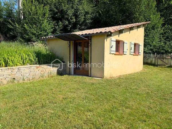 En exclusivité à Thoard - Maison coup de cœur ! 68m² - 2 chambres - terrasse - terrain - Ancien moulin à eau
Laissez-vous séduire par cette maison individuelle pleine de charme, ancien moulin à eau, située dans un environnement paisible.
Bénéficiant d’une exposition plein sud et d’une vue dégagée, cette maison de 68 m² habitables, édifiée sur un terrain clos de 935 m²,offre un cadre de vie agréable.
Elle se compose d’une grande pièce de vie avec une cuisine ouverte sur le salon/séjour/la salle à manger (34m²) créant un espace convivial. Cette pièce bénéficie d’un insert à bois ainsi que d'un accès direct à la terrasse d'environ 50m², idéal pour profiter pleinement des extérieurs. 
L’espace nuit comprend deux chambrettes, dont une avec sa salle d’eau attenante, ainsi qu’un espace buanderie/cellier.
La maison dispose également de deux volumes complémentaires : une extension non attenante d'environ 20m² réalisée en 2013, et une pièce attenante de 24m²,  offrant de nombreuses possibilités d'aménagement selon vos besoins.
À l’extérieur, vous bénéficierez d’un terrain clos de 935 m², ainsi qu'une grande capacité de stationnements sur la propriété.
DPE : D, un bassin complète ce bien.
Un bien rare et authentique, idéal pour les amoureux de nature et de tranquillité, à la recherche d’un lieu de vie avec du caractère et du potentiel. Un véritable coup de cœur à découvrir sans tarder !