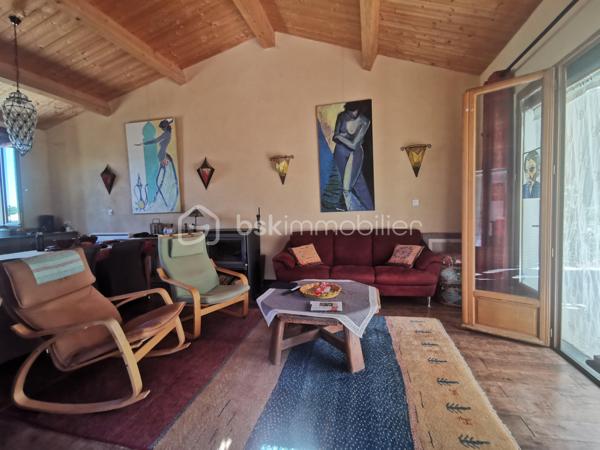 En exclusivité à Thoard - Maison coup de cœur ! 68m² - 2 chambres - terrasse - terrain - Ancien moulin à eau
Laissez-vous séduire par cette maison individuelle pleine de charme, ancien moulin à eau, située dans un environnement paisible.
Bénéficiant d’une exposition plein sud et d’une vue dégagée, cette maison de 68 m² habitables, édifiée sur un terrain clos de 935 m²,offre un cadre de vie agréable.
Elle se compose d’une grande pièce de vie avec une cuisine ouverte sur le salon/séjour/la salle à manger (34m²) créant un espace convivial. Cette pièce bénéficie d’un insert à bois ainsi que d'un accès direct à la terrasse d'environ 50m², idéal pour profiter pleinement des extérieurs. 
L’espace nuit comprend deux chambrettes, dont une avec sa salle d’eau attenante, ainsi qu’un espace buanderie/cellier.
La maison dispose également de deux volumes complémentaires : une extension non attenante d'environ 20m² réalisée en 2013, et une pièce attenante de 24m²,  offrant de nombreuses possibilités d'aménagement selon vos besoins.
À l’extérieur, vous bénéficierez d’un terrain clos de 935 m², ainsi qu'une grande capacité de stationnements sur la propriété.
DPE : D, un bassin complète ce bien.
Un bien rare et authentique, idéal pour les amoureux de nature et de tranquillité, à la recherche d’un lieu de vie avec du caractère et du potentiel. Un véritable coup de cœur à découvrir sans tarder !