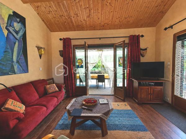 En exclusivité à Thoard - Maison coup de cœur ! 68m² - 2 chambres - terrasse - terrain - Ancien moulin à eau
Laissez-vous séduire par cette maison individuelle pleine de charme, ancien moulin à eau, située dans un environnement paisible.
Bénéficiant d’une exposition plein sud et d’une vue dégagée, cette maison de 68 m² habitables, édifiée sur un terrain clos de 935 m²,offre un cadre de vie agréable.
Elle se compose d’une grande pièce de vie avec une cuisine ouverte sur le salon/séjour/la salle à manger (34m²) créant un espace convivial. Cette pièce bénéficie d’un insert à bois ainsi que d'un accès direct à la terrasse d'environ 50m², idéal pour profiter pleinement des extérieurs. 
L’espace nuit comprend deux chambrettes, dont une avec sa salle d’eau attenante, ainsi qu’un espace buanderie/cellier.
La maison dispose également de deux volumes complémentaires : une extension non attenante d'environ 20m² réalisée en 2013, et une pièce attenante de 24m²,  offrant de nombreuses possibilités d'aménagement selon vos besoins.
À l’extérieur, vous bénéficierez d’un terrain clos de 935 m², ainsi qu'une grande capacité de stationnements sur la propriété.
DPE : D, un bassin complète ce bien.
Un bien rare et authentique, idéal pour les amoureux de nature et de tranquillité, à la recherche d’un lieu de vie avec du caractère et du potentiel. Un véritable coup de cœur à découvrir sans tarder !