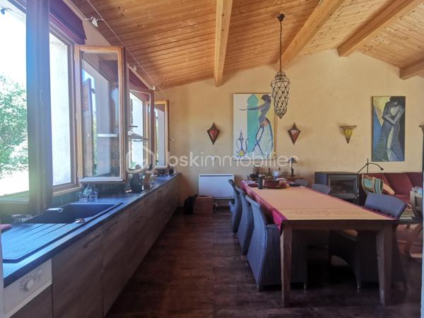 En exclusivité à Thoard - Maison coup de cœur ! 68m² - 2 chambres - terrasse - terrain - Ancien moulin à eau
Laissez-vous séduire par cette maison individuelle pleine de charme, ancien moulin à eau, située dans un environnement paisible.
Bénéficiant d’une exposition plein sud et d’une vue dégagée, cette maison de 68 m² habitables, édifiée sur un terrain clos de 935 m²,offre un cadre de vie agréable.
Elle se compose d’une grande pièce de vie avec une cuisine ouverte sur le salon/séjour/la salle à manger (34m²) créant un espace convivial. Cette pièce bénéficie d’un insert à bois ainsi que d'un accès direct à la terrasse d'environ 50m², idéal pour profiter pleinement des extérieurs. 
L’espace nuit comprend deux chambrettes, dont une avec sa salle d’eau attenante, ainsi qu’un espace buanderie/cellier.
La maison dispose également de deux volumes complémentaires : une extension non attenante d'environ 20m² réalisée en 2013, et une pièce attenante de 24m²,  offrant de nombreuses possibilités d'aménagement selon vos besoins.
À l’extérieur, vous bénéficierez d’un terrain clos de 935 m², ainsi qu'une grande capacité de stationnements sur la propriété.
DPE : D, un bassin complète ce bien.
Un bien rare et authentique, idéal pour les amoureux de nature et de tranquillité, à la recherche d’un lieu de vie avec du caractère et du potentiel. Un véritable coup de cœur à découvrir sans tarder !