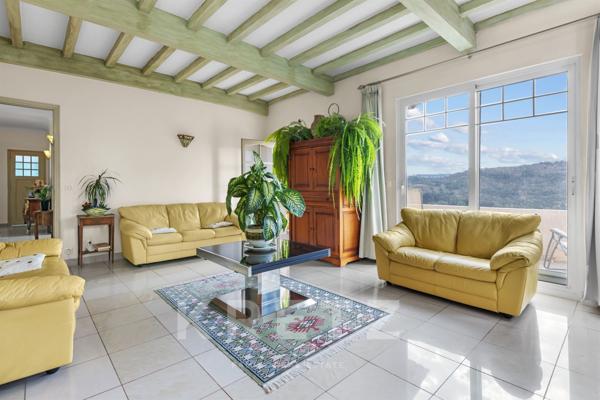 Propriété rare au calme avec piscine et grand terrain arboré