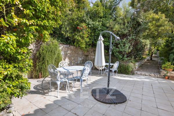 Propriété rare au calme avec piscine et grand terrain arboré