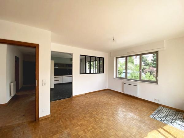 Maison d'environ 177 m²,rénovée, 2 appartements, 8 p. terrain 514 m²