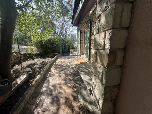 Maison individuelle deux garages 800 m2 jardin NIMES Travaux