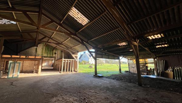 Maison de 160 m² avec env. 200 m² d'atelier/garages et 300 m² de hangar