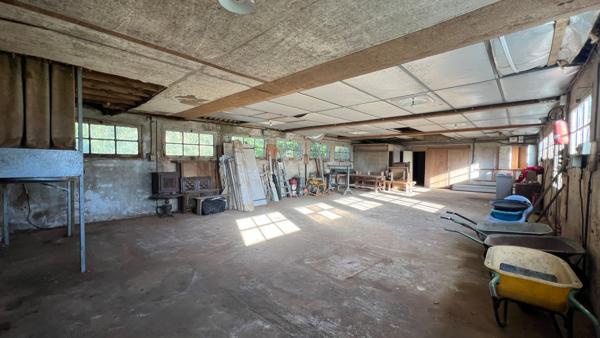 Maison de 160 m² avec env. 200 m² d'atelier/garages et 300 m² de hangar