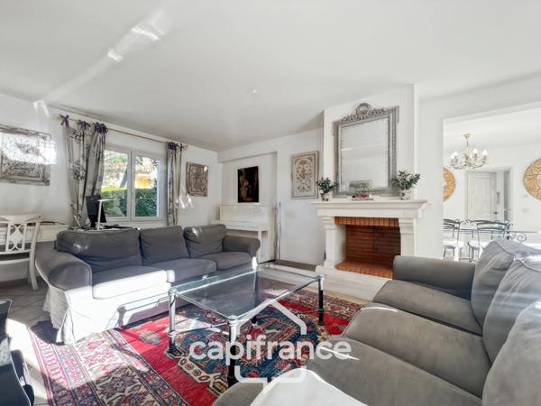 GOLF DE PONT ROYAL bastide au charme lumineux de 140 m2 établie sur un terrain de 657 m2, 4 chambres dont une master, 2 salle de bains, piscine double garage