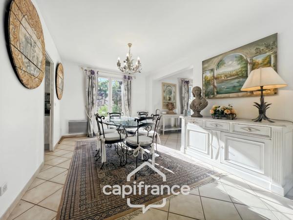 GOLF DE PONT ROYAL bastide au charme lumineux de 140 m2 établie sur un terrain de 657 m2, 4 chambres dont une master, 2 salle de bains, piscine double garage