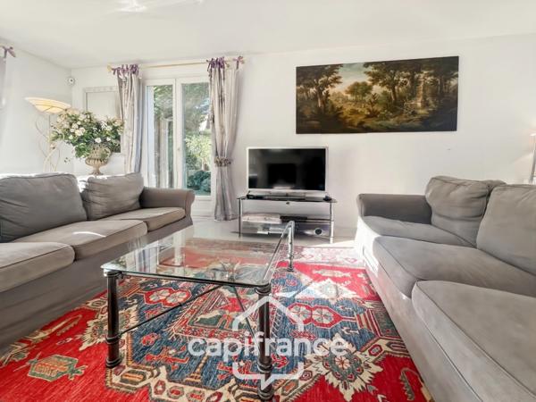 GOLF DE PONT ROYAL bastide au charme lumineux de 140 m2 établie sur un terrain de 657 m2, 4 chambres dont une master, 2 salle de bains, piscine double garage