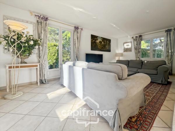 GOLF DE PONT ROYAL bastide au charme lumineux de 140 m2 établie sur un terrain de 657 m2, 4 chambres dont une master, 2 salle de bains, piscine double garage