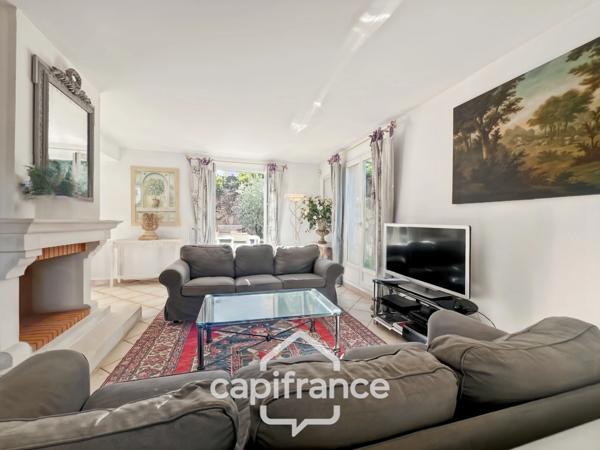 GOLF DE PONT ROYAL bastide au charme lumineux de 140 m2 établie sur un terrain de 657 m2, 4 chambres dont une master, 2 salle de bains, piscine double garage