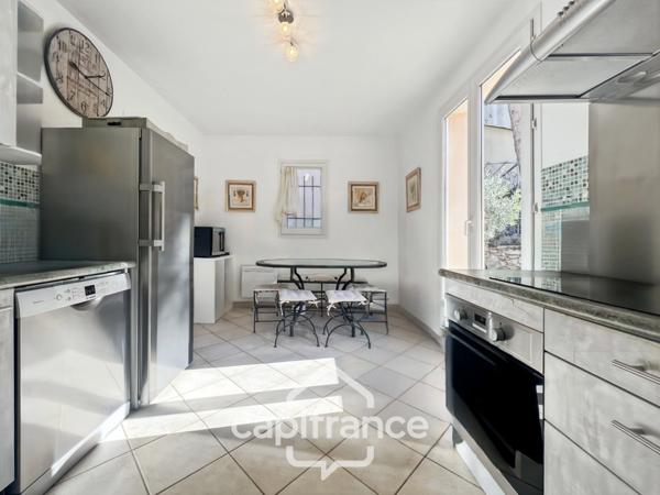 GOLF DE PONT ROYAL bastide au charme lumineux de 140 m2 établie sur un terrain de 657 m2, 4 chambres dont une master, 2 salle de bains, piscine double garage