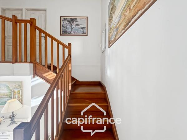 GOLF DE PONT ROYAL bastide au charme lumineux de 140 m2 établie sur un terrain de 657 m2, 4 chambres dont une master, 2 salle de bains, piscine double garage