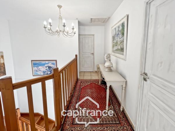 GOLF DE PONT ROYAL bastide au charme lumineux de 140 m2 établie sur un terrain de 657 m2, 4 chambres dont une master, 2 salle de bains, piscine double garage