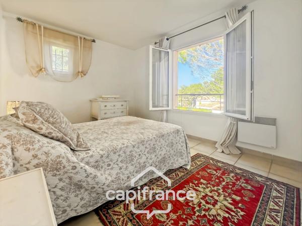 GOLF DE PONT ROYAL bastide au charme lumineux de 140 m2 établie sur un terrain de 657 m2, 4 chambres dont une master, 2 salle de bains, piscine double garage