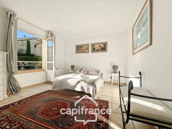 GOLF DE PONT ROYAL bastide au charme lumineux de 140 m2 établie sur un terrain de 657 m2, 4 chambres dont une master, 2 salle de bains, piscine double garage