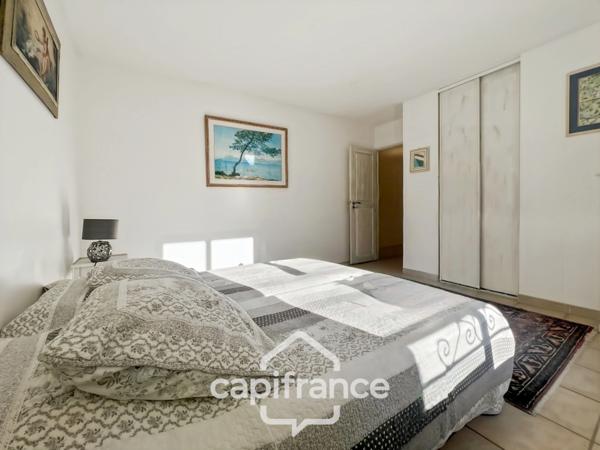 GOLF DE PONT ROYAL bastide au charme lumineux de 140 m2 établie sur un terrain de 657 m2, 4 chambres dont une master, 2 salle de bains, piscine double garage