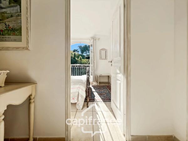 GOLF DE PONT ROYAL bastide au charme lumineux de 140 m2 établie sur un terrain de 657 m2, 4 chambres dont une master, 2 salle de bains, piscine double garage