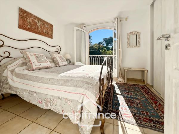 GOLF DE PONT ROYAL bastide au charme lumineux de 140 m2 établie sur un terrain de 657 m2, 4 chambres dont une master, 2 salle de bains, piscine double garage