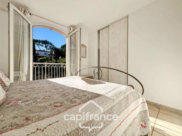 GOLF DE PONT ROYAL bastide au charme lumineux de 140 m2 établie sur un terrain de 657 m2, 4 chambres dont une master, 2 salle de bains, piscine double garage