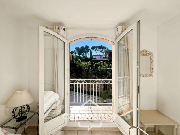 GOLF DE PONT ROYAL bastide au charme lumineux de 140 m2 établie sur un terrain de 657 m2, 4 chambres dont une master, 2 salle de bains, piscine double garage