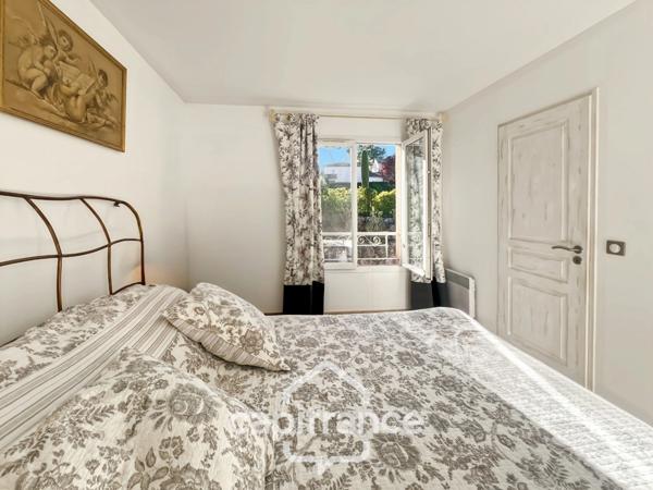 GOLF DE PONT ROYAL bastide au charme lumineux de 140 m2 établie sur un terrain de 657 m2, 4 chambres dont une master, 2 salle de bains, piscine double garage